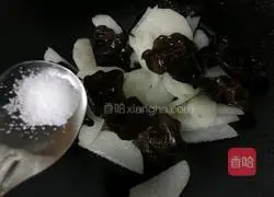 Illustration of how to stir-fry yam and fungus 5