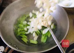 Illustration of how to stir-fry celery and lilies 4