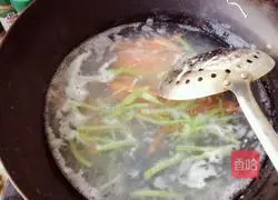 Illustration of how to stir-fry enoki mushrooms 5