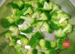 Illustration of how to cook broccoli and carrots 5