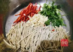 Illustration of how to make cold shredded tofu 1