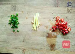 Illustration of how to make spicy and sour lotus root slices 6