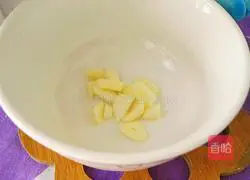 Illustration of how to stir-fry mustard greens 3