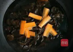 Illustration of how to make stir-fried yam and fungus 2