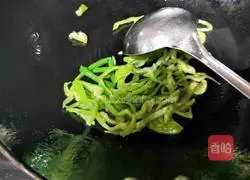 Illustration of how to make green pepper and potato shreds 3