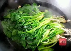 Illustration of how to cook boiled spinach 3
