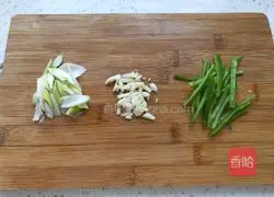 Illustration of how to stir-fry shredded potatoes and shredded carrots 4