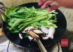Illustration of how to stir-fry rapeseed with mushrooms 3