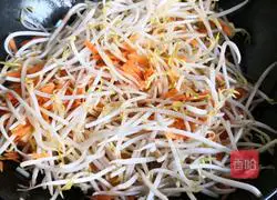 Illustration of how to stir-fry bean sprouts with shredded carrots 5