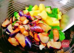 Illustration of how to make three fresh local vegetables 13