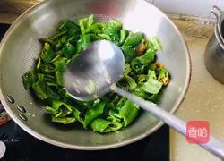 Illustration of how to cook green peppers with black bean sauce 4