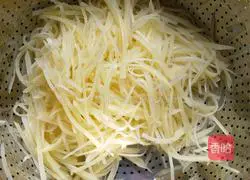 Illustration of how to make spicy and sour shredded potatoes 4