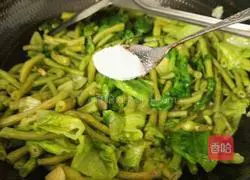 Illustration of how to make fried beans and lettuce 13