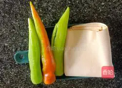 Illustration of how to make fried tofu skin with green pepper 1
