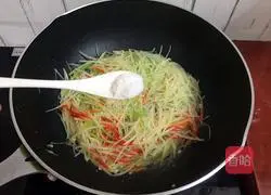 Illustration of how to make double pepper potato shreds 11