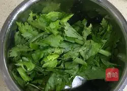 Illustration of how to stir-fry celery leaves and shredded potatoes 2