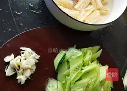 Illustration of how to make fried cucumber and yuba 1