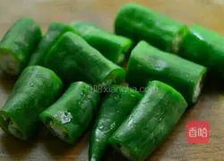 Illustration of how to make pan-fried tiger skin pepper 1