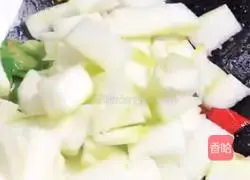 Illustration of how to stir-fry winter melon with double peppers 6