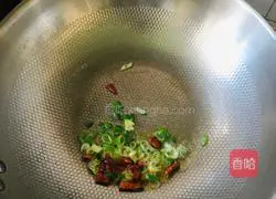 Illustration of how to stir-fry Cantonese preserved vegetables 3