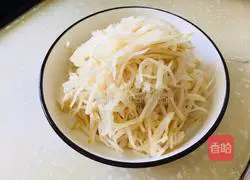 Illustration of how to make stir-fried pickles 1