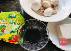 Illustration of how to make mushroom, tofu and wakame soup 1