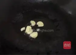 Illustration of how to stir-fry carrots with lily 3