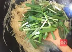 Illustration of how to make fried leeks with shredded potatoes 9