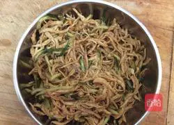 Illustration of how to make cold shredded chicken breast with reduced fat content 12