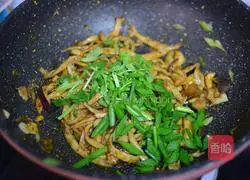 Illustration of hand-shredded king oyster mushrooms in oyster sauce 11