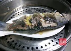 Illustration of how to make cold crucian carp 9