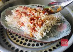 Illustration of how to steam enoki mushrooms with garlic chili sauce 8