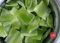 Illustration of how to make green pepper and lettuce 1