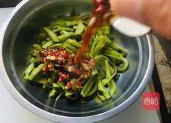 Illustration of how to make braised tribute vegetables 7