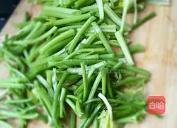 Illustration of how to make fried celery and dried beans 4