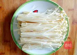 Illustration of how to make fried carrots with enoki mushrooms 4