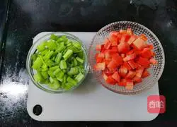 Illustration of how to make cold celery and peanuts 2