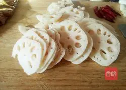 Illustration of how to make spicy hot pot lotus root slices 2