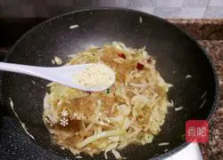 Illustration of how to make stir-fried vermicelli with cabbage 12