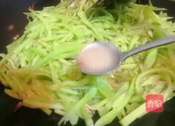 Illustration of how to make spicy shredded lettuce 6