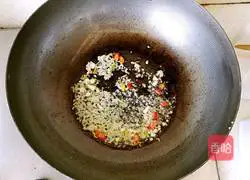 Illustration of how to make spicy fried kelp 3