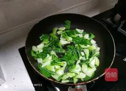 Illustration of how to stir-fry Shanghai greens with garlic 3