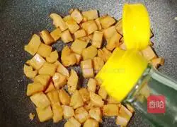 Double pepper stir-fry Lotus root recipe illustration 8