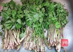 Illustration of how to make shredded dried tofu and fried wild celery 1