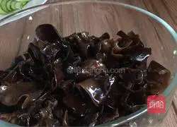 Illustration of how to make fungus mixed with cucumber 13