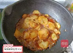 Illustration of how to braise potato slices in griddle sauce 9