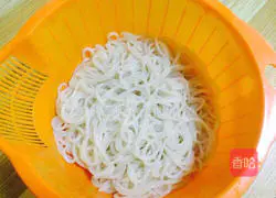 Illustration of how to make cold Guilin rice noodles 3