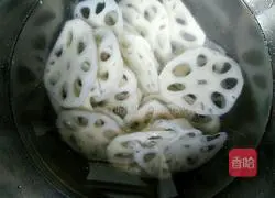 Illustration of how to make spicy and sour lotus root slices 4