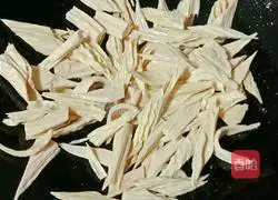 Illustration of how to make stir-fried yuba and carrots 7