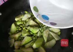 Illustration of how to make stir-fried loofah with edamame 8